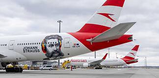 Austrian Airlines Boeing 777 mit Sonderbeklebung zum 200. Geburtstag von Johann Strauss