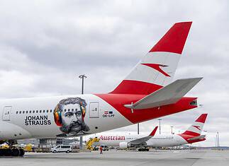 Austrian Airlines Boeing 777 mit Sonderbeklebung zum 200. Geburtstag von Johann Strauss