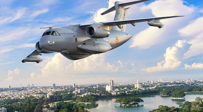 Embraer präsentiert KC-390 auf der Aero India Embraer C-390 over Bangalore
