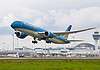 Takeoff of a Vietnam Airlines Boeing 787-9 (Dreamliner) to Hanoi