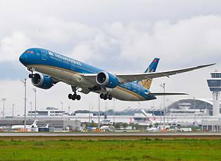 Start einer Boeing 787-9 (Dreamliner) der Vietnam Airlines nach Hanoi