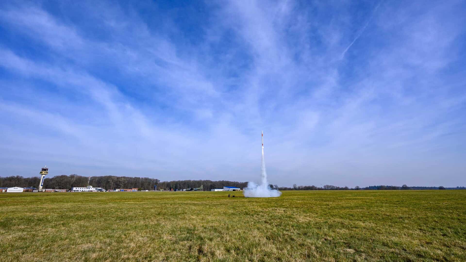 Start einer CanSat-Rakete vom Flugplatz Rotenburg (Wümme)