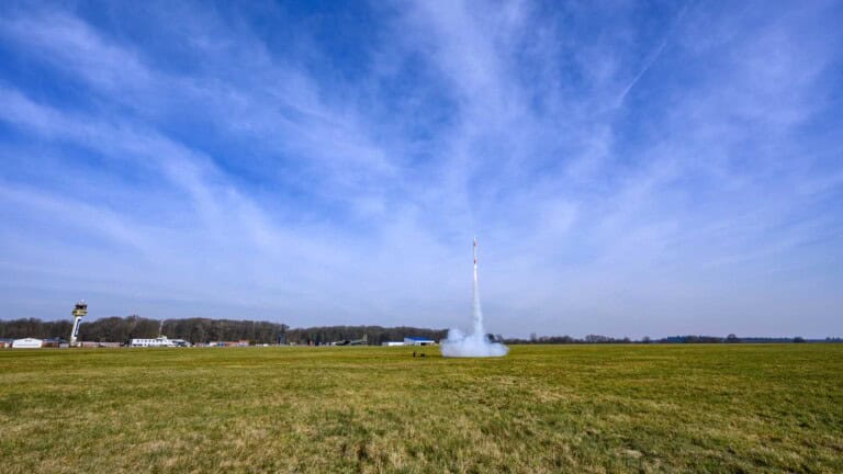 Start einer CanSat-Rakete vom Flugplatz Rotenburg (Wümme)