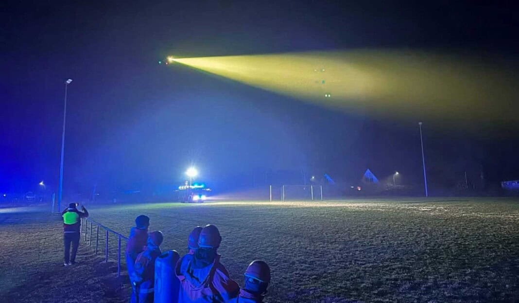 Landeanflug des Rettungshubschraubers der DRF Luftrettung auf dem Sportplatz in Erfde.