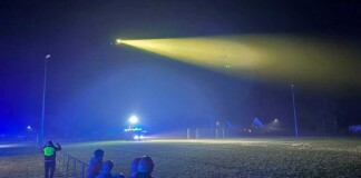 Landeanflug des Rettungshubschraubers der DRF Luftrettung auf dem Sportplatz in Erfde.