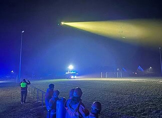 Landeanflug des Rettungshubschraubers der DRF Luftrettung auf dem Sportplatz in Erfde.