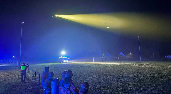 Nachtflugübung der DRF Luftrettung in Erfde: Sicherheit zuerst Landeanflug des Rettungshubschraubers der DRF Luftrettung auf dem Sportplatz in Erfde.