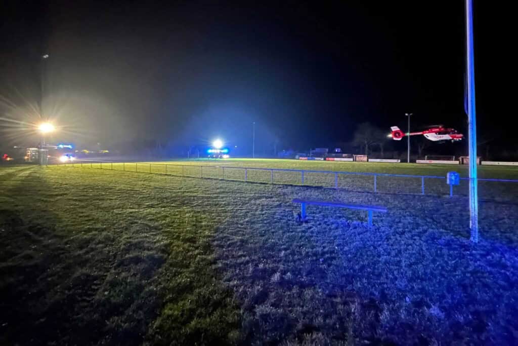 Die Feuerwehr leuchtet mit eigenen Mitteln den Landeplatz für den Hubschrauber aus.
