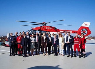 Gruppenbild vor Christoph 43. Bei der Feier sprachen: Thomas Blenke, Staatssekretär im Ministerium des Inneren, für Digitalisierung und Kommunen des Landes Baden-Württemberg (6. v.l.), Dr. Krystian Pracz, Vorstandsvorsitzender der DRF Luftrettung (8. v.l.), Richard Wentges, Vorstandsvorsitzender der ViDia Christliche Kliniken Karlsruhe (10. v.r.) und Bettina Lisbach, Bürgermeisterin der Stadt Karlsruhe (7. v.r.)