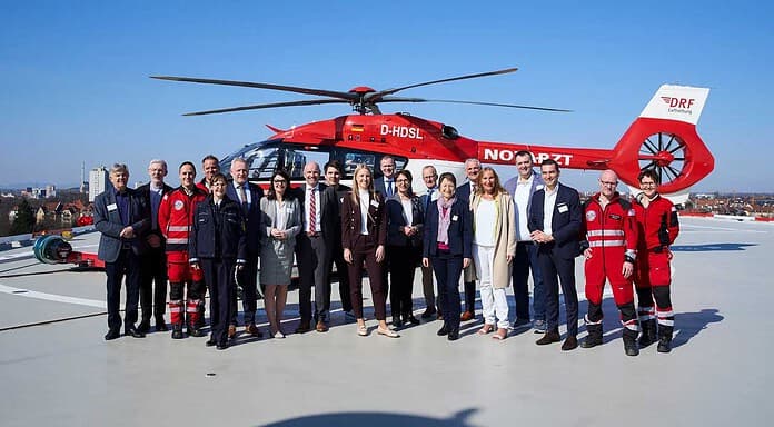 Luftrettung: Neue Dachstation für Christoph 43 in Karlsruhe eröffnet Gruppenbild vor Christoph 43. Bei der Feier sprachen: Thomas Blenke, Staatssekretär im Ministerium des Inneren, für Digitalisierung und Kommunen des Landes Baden-Württemberg (6. v.l.), Dr. Krystian Pracz, Vorstandsvorsitzender der DRF Luftrettung (8. v.l.), Richard Wentges, Vorstandsvorsitzender der ViDia Christliche Kliniken Karlsruhe (10. v.r.) und Bettina Lisbach, Bürgermeisterin der Stadt Karlsruhe (7. v.r.)