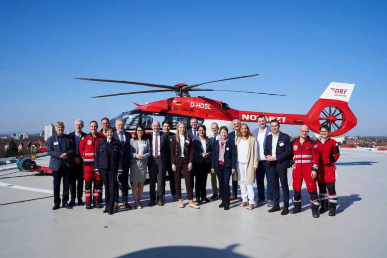 Group photo in front of Christoph 43. The following spoke at the ceremony: Thomas Blenke, State Secretary in the Ministry of the Interior, for Digitalization and Municipalities of the State of Baden-Württemberg (6th from left), Dr. Krystian Pracz, Chairman of the Board of DRF Air Rescue (8th from left), Richard Wentges, Chairman of the Board of ViDia Christian Clinics Karlsruhe (10th from right) and Bettina Lisbach, Mayor of the City of Karlsruhe (7th from right)