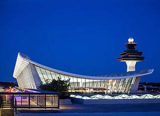 Washington Dulles International Airport bei Nacht