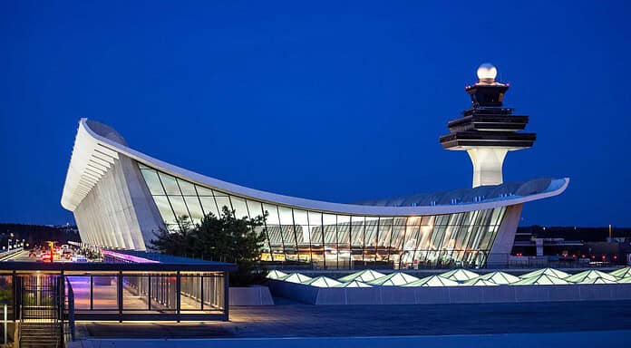Washington Dulles Airport verzeichnet Rekordzahlen Washington Dulles International Airport bei Nacht