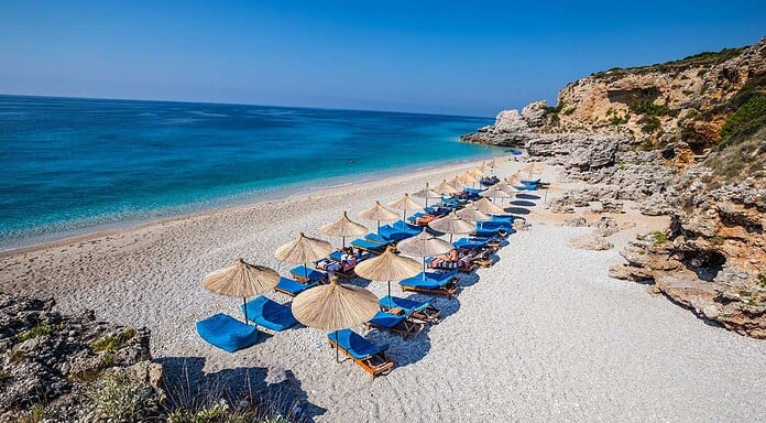 Günstige Flugpreise: Trendige Reiseziele zu Ostern Albanischer Strand an der Adria