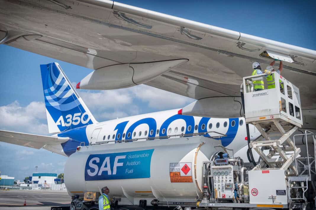 Airbus A350-1000 betankt mit nachhaltigem Flugkraftstoff (SAF)