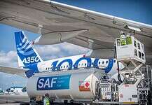 SAF-Verbreitung: Airbus fördert nachhaltigen Luftfahrtkraftstoff Airbus A350-1000 betankt mit nachhaltigem Flugkraftstoff (SAF)