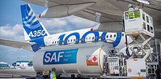Airbus A350-1000 betankt mit nachhaltigem Flugkraftstoff (SAF)