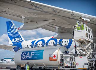 Airbus A350-1000 betankt mit nachhaltigem Flugkraftstoff (SAF)