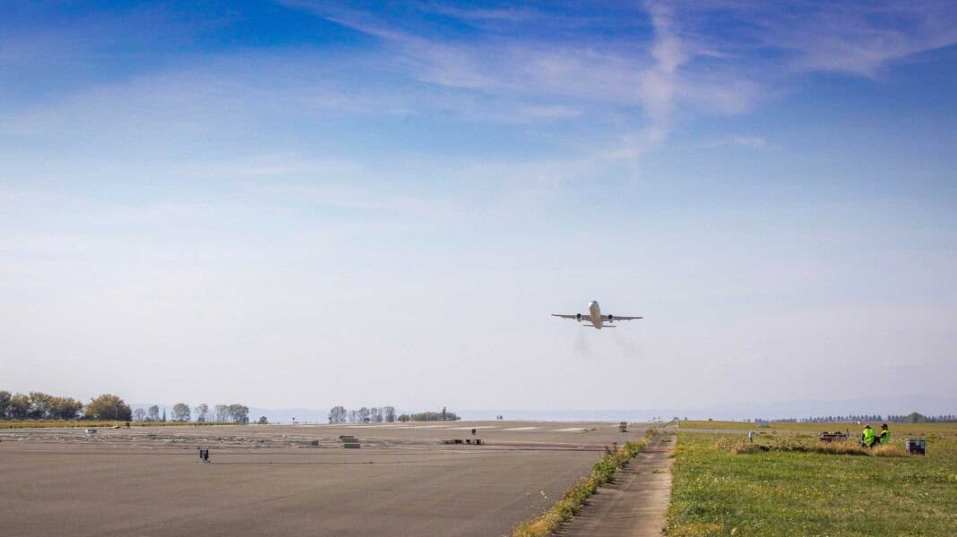 ATRA überfliegt Mikrofon-Array am Flughafen-Cochstedt: Während der Flugversuche zum Projekt Low Noise ATRA überfliegt das Forschungsflugzeug A320 ATRA ein Mikrofon-Array am Flughafen Cochstedt. Die akustischen Messdaten wurden mithilfe eines ausgedehnten Mikrofonfelds mit 36 Mikrofonen auf einer Fläche von 120 x 340 Metern am Boden erfasst.
