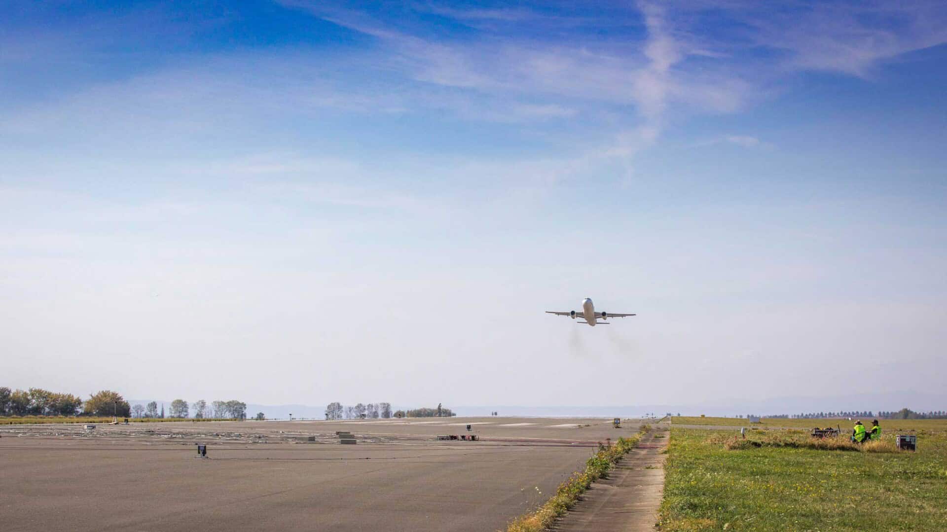 ATRA flies over microphone array at Cochstedt Airport: During flight tests for the Low Noise ATRA project, the A320 ATRA research aircraft flies over a microphone array at Cochstedt Airport. The acoustic measurement data was collected using an extensive microphone array with 36 microphones covering an area of ​​120 x 340 meters on the ground. 