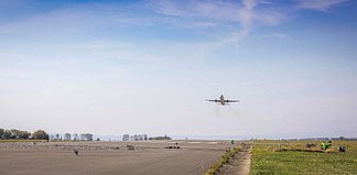 ATRA überfliegt Mikrofon-Array am Flughafen-Cochstedt: Während der Flugversuche zum Projekt Low Noise ATRA überfliegt das Forschungsflugzeug A320 ATRA ein Mikrofon-Array am Flughafen Cochstedt. Die akustischen Messdaten wurden mithilfe eines ausgedehnten Mikrofonfelds mit 36 Mikrofonen auf einer Fläche von 120 x 340 Metern am Boden erfasst.