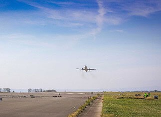 ATRA überfliegt Mikrofon-Array am Flughafen-Cochstedt: Während der Flugversuche zum Projekt Low Noise ATRA überfliegt das Forschungsflugzeug A320 ATRA ein Mikrofon-Array am Flughafen Cochstedt. Die akustischen Messdaten wurden mithilfe eines ausgedehnten Mikrofonfelds mit 36 Mikrofonen auf einer Fläche von 120 x 340 Metern am Boden erfasst.