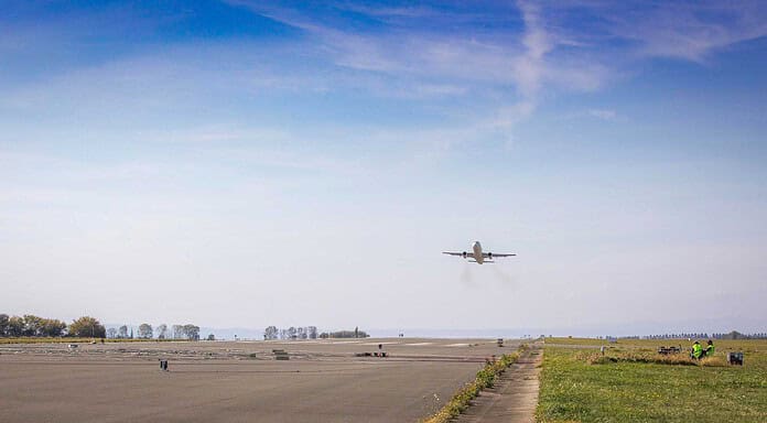 Fluglärm: Flugzeug-Nachrüstung dient Lärmschutz als Zukunft im Luftverkehr ATRA überfliegt Mikrofon-Array am Flughafen-Cochstedt: Während der Flugversuche zum Projekt Low Noise ATRA überfliegt das Forschungsflugzeug A320 ATRA ein Mikrofon-Array am Flughafen Cochstedt. Die akustischen Messdaten wurden mithilfe eines ausgedehnten Mikrofonfelds mit 36 Mikrofonen auf einer Fläche von 120 x 340 Metern am Boden erfasst.