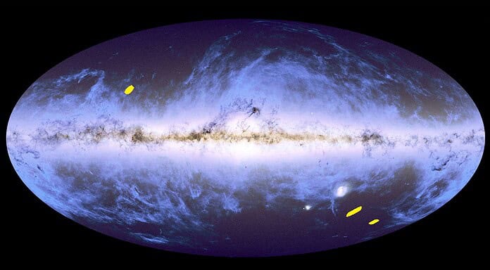 ESA-Mission Euclid enthüllt neue Geheimnisse des Universums Euclid Deep Fields: Die Grafik zeigt die Position der Euclid Deep Fields (gelb). Dabei handelt es sich um besonders tiefe Einblicke in Bereiche unseres Universums. Die Gesamtansicht des Himmels ist eine Überlagerung der Sternenkarte der Sonde Gaia der Europäischen Weltraumorganisation ESA von 2018 und der Staubkarte der ESA-Sonde Planck aus dem Jahr 2014. Der Himmel ist im galaktischen Koordinatensystem abgebildet, wobei das helle horizontale Band der Ebene unserer Milchstraßengalaxie entspricht, in der sich der Großteil ihrer Sterne befindet.