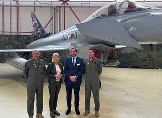 Generalmajor Gerfried R. Promberger, Leiter der Direktion 2 & Kommandeur der österreichischen Luftstreitkräfte & Luftwaffenchef des Österreichischen Bundesheeres (ÖBH), Klaudia Tanner, österreichische Verteidigungsministerin, Jorge Tamarit-Degenhardt, Eurofighter-Geschäftsführer und Oberst Roland Miedler, Kommandant des Flugplatzes Zeltweg (v.l.n.r).