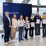 Mit den Gewinnern freuten sich von links: Rolf Klingenschmidt (Patenbeauftragter der Flughafen München GmbH), Kerstin Bräckle (Wettbewerbsleiterin) und Michaela Kaltwasser (Öffentlichkeitsarbeit Jugend forscht Akademie Hamburg).