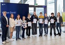 „Jugend forscht“ am Flughafen München: Jury ermittelt die Sieger Mit den Gewinnern freuten sich von links: Rolf Klingenschmidt (Patenbeauftragter der Flughafen München GmbH), Kerstin Bräckle (Wettbewerbsleiterin) und Michaela Kaltwasser (Öffentlichkeitsarbeit Jugend forscht Akademie Hamburg).