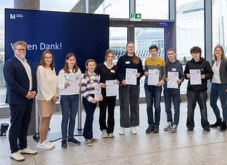 Mit den Gewinnern freuten sich von links: Rolf Klingenschmidt (Patenbeauftragter der Flughafen München GmbH), Kerstin Bräckle (Wettbewerbsleiterin) und Michaela Kaltwasser (Öffentlichkeitsarbeit Jugend forscht Akademie Hamburg).