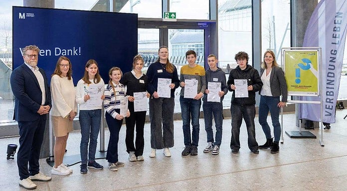 “Youth research” at Munich Airport: Jury determines the winners Celebrating with the winners were, from left: Rolf Klingenschmidt (patent representative of Flughafen München GmbH), Kerstin Bräckle (competition manager) and Michaela Kaltwasser (public relations youth research academy Hamburg).