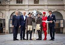 V.l.: Alfred Hudler, Geschäftsführer der Spanischen Hofreitschule und des Lipizzanergestüts Piber; Austrian Airlines COO Francesco Sciortino; Bereiter Christian Bachinger; der 12-jährige Lipizzanerhengst mit dem offiziellen Namen Favory Wera; Bereiterin Theresa Stefan; Purserin Gabriele Binder und Kapitän Walter Aldrian.