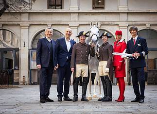 V.l.: Alfred Hudler, Geschäftsführer der Spanischen Hofreitschule und des Lipizzanergestüts Piber; Austrian Airlines COO Francesco Sciortino; Bereiter Christian Bachinger; der 12-jährige Lipizzanerhengst mit dem offiziellen Namen Favory Wera; Bereiterin Theresa Stefan; Purserin Gabriele Binder und Kapitän Walter Aldrian.