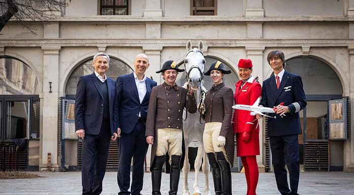 Spanische Hofreitschule ist Namensgeber für Austrian Airlines Dreamliner V.l.: Alfred Hudler, Geschäftsführer der Spanischen Hofreitschule und des Lipizzanergestüts Piber; Austrian Airlines COO Francesco Sciortino; Bereiter Christian Bachinger; der 12-jährige Lipizzanerhengst mit dem offiziellen Namen Favory Wera; Bereiterin Theresa Stefan; Purserin Gabriele Binder und Kapitän Walter Aldrian.