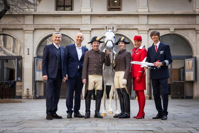V.l.: Alfred Hudler, Geschäftsführer der Spanischen Hofreitschule und des Lipizzanergestüts Piber; Austrian Airlines COO Francesco Sciortino; Bereiter Christian Bachinger; der 12-jährige Lipizzanerhengst mit dem offiziellen Namen Favory Wera; Bereiterin Theresa Stefan; Purserin Gabriele Binder und Kapitän Walter Aldrian.