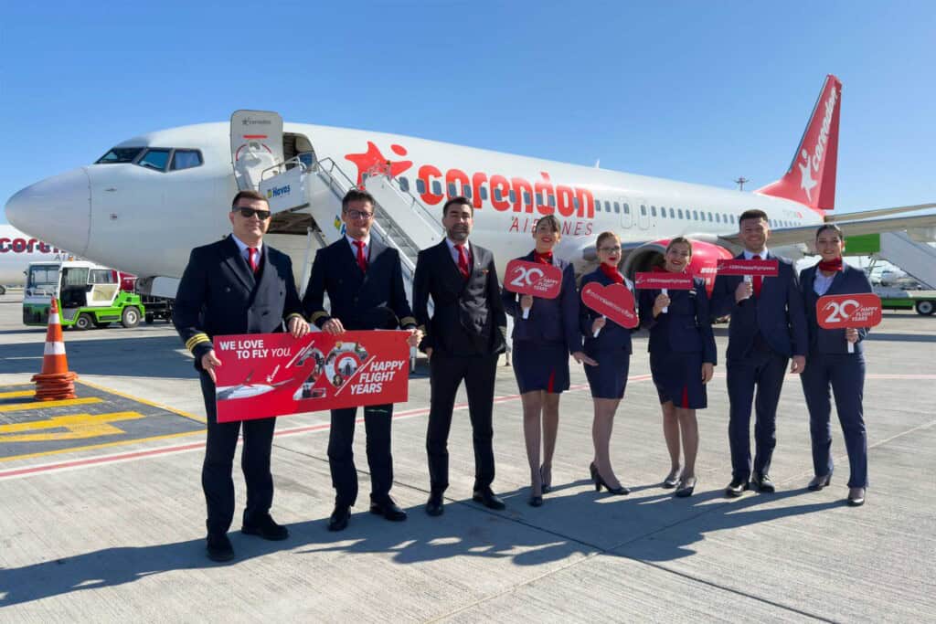 Corendon-Crew vor dem Flugzeug