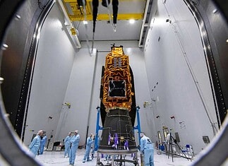 Montage von Biomass in die Vega-C in Kourou