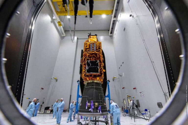 Montage von Biomass in die Vega-C in Kourou