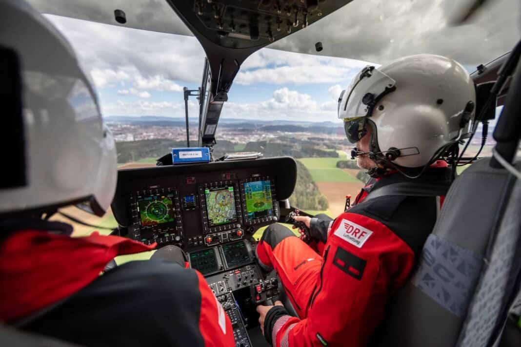 Blick in das Cockpit eines Hubschraubers der DRF Luftrettung