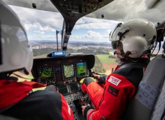 Blick in das Cockpit eines Hubschraubers der DRF Luftrettung