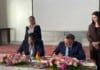 Abdulkosim Valiev (CEO Somon Air, links) und Rüdiger Franke (CEO TRIWO Hahn Airport) unterzeichnen die Absichtserklärung