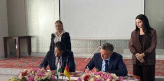 Abdulkosim Valiev (CEO Somon Air, links) und Rüdiger Franke (CEO TRIWO Hahn Airport) unterzeichnen die Absichtserklärung