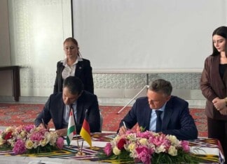 Abdulkosim Valiev (CEO Somon Air, links) und Rüdiger Franke (CEO TRIWO Hahn Airport) unterzeichnen die Absichtserklärung