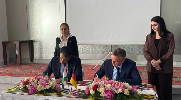 Neue Allianz für Luftverkehr: Flughafen Hahn und Somon Air Abdulkosim Valiev (CEO Somon Air, links) und Rüdiger Franke (CEO TRIWO Hahn Airport) unterzeichnen die Absichtserklärung