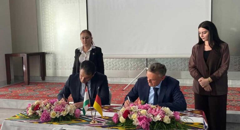 Abdulkosim Valiev (CEO Somon Air, left) and Rüdiger Franke (CEO TRIWO Hahn Airport) sign the letter of intent