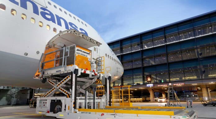 Fraport-Flughäfen: Rekordzahlen bei Passagierzuwächsen im April Flugzeugabfertigung mit Elektrofahrzeugen