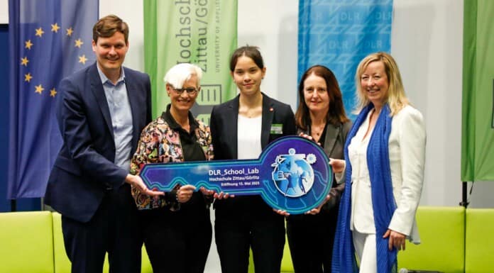 Neue DLR_School_Lab Hochschule in Zittau/Görlitz eröffnet Schlüsselübergabe während der Eröffnung des DLR_School_Lab Hochschule Zittau/Görtlitz
