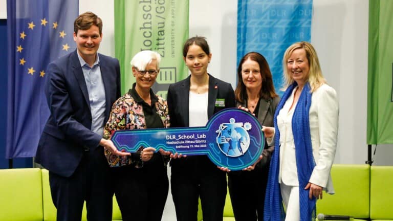 Schlüsselübergabe während der Eröffnung des DLR_School_Lab Hochschule Zittau/Görtlitz